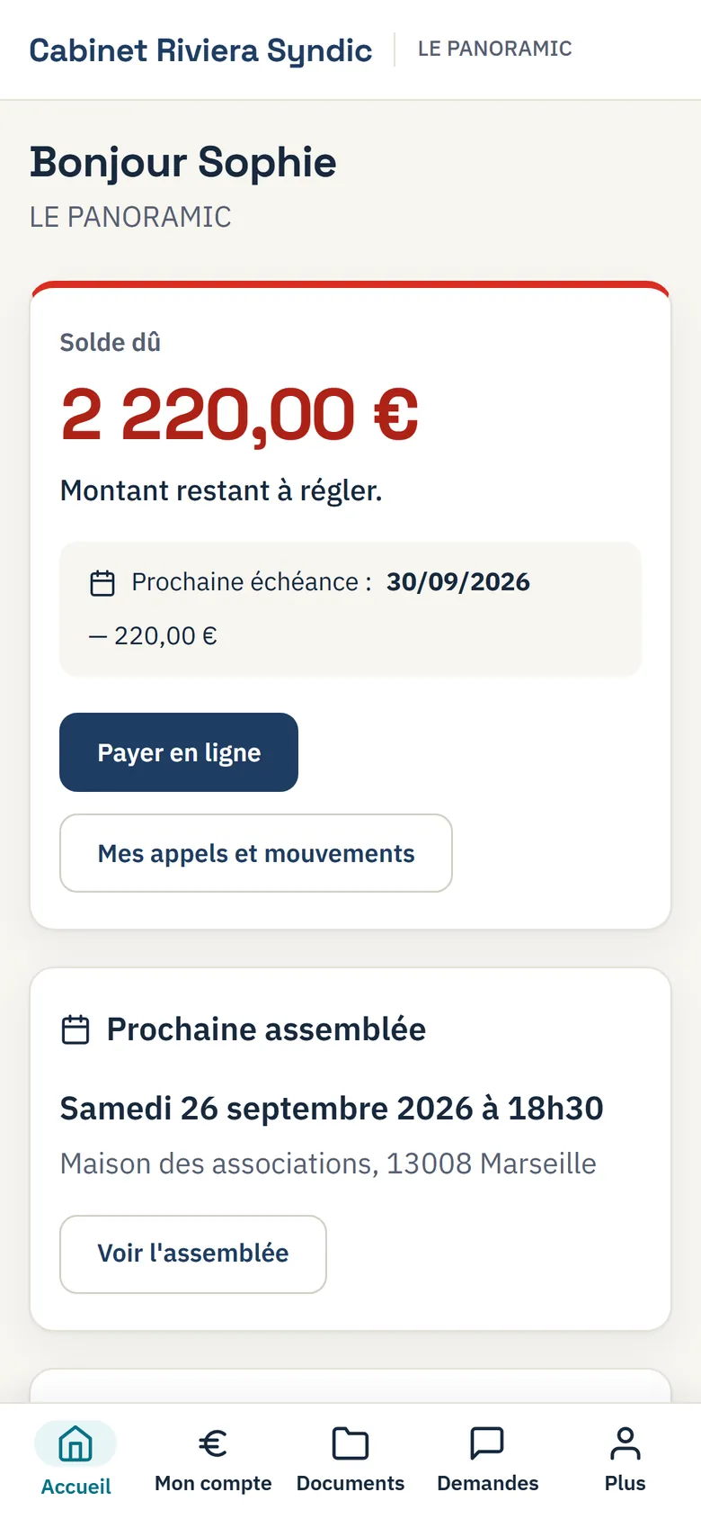 L'appli du copropriétaire sur un iPhone, au nom du cabinet : son solde restant à régler, sa prochaine échéance, le bouton « Payer en ligne », et la barre d'onglets Accueil, Mon compte, Documents, Demandes, Plus