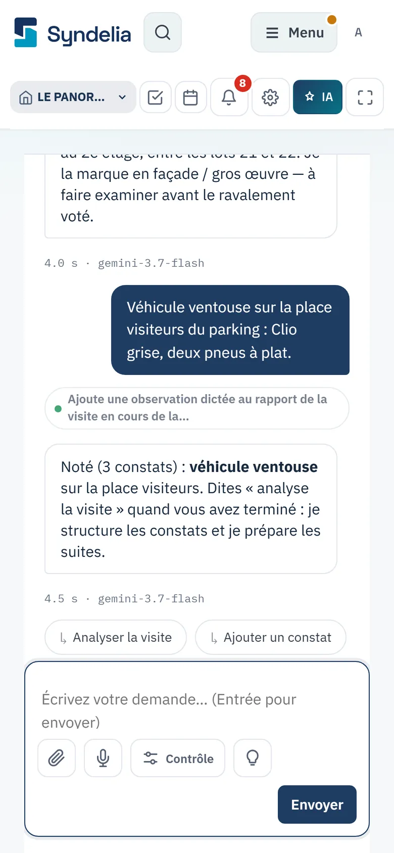 Syndelia sur un téléphone pendant une visite d'immeuble : le gestionnaire dicte ses constats à l'assistant — un désordre de gros œuvre au deuxième étage, à faire examiner avant le ravalement voté, puis un véhicule ventouse sur la place visiteurs —, chacun est noté au rapport de la visite, avec les suites « Analyser la visite » et « Ajouter un constat »
